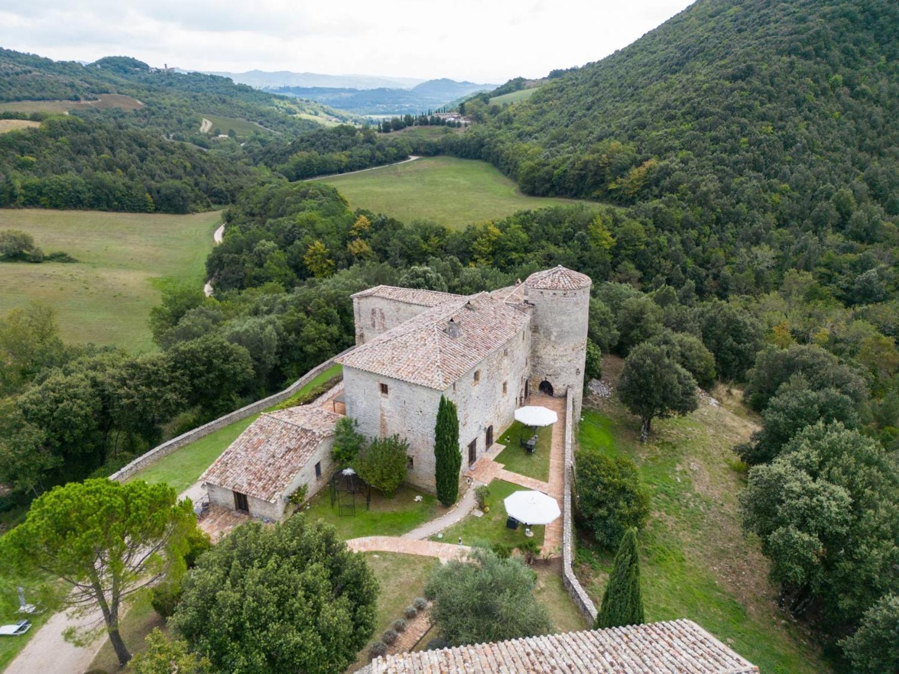 Castello Valenzino Bed & Breakfast Antognola Exterior photo