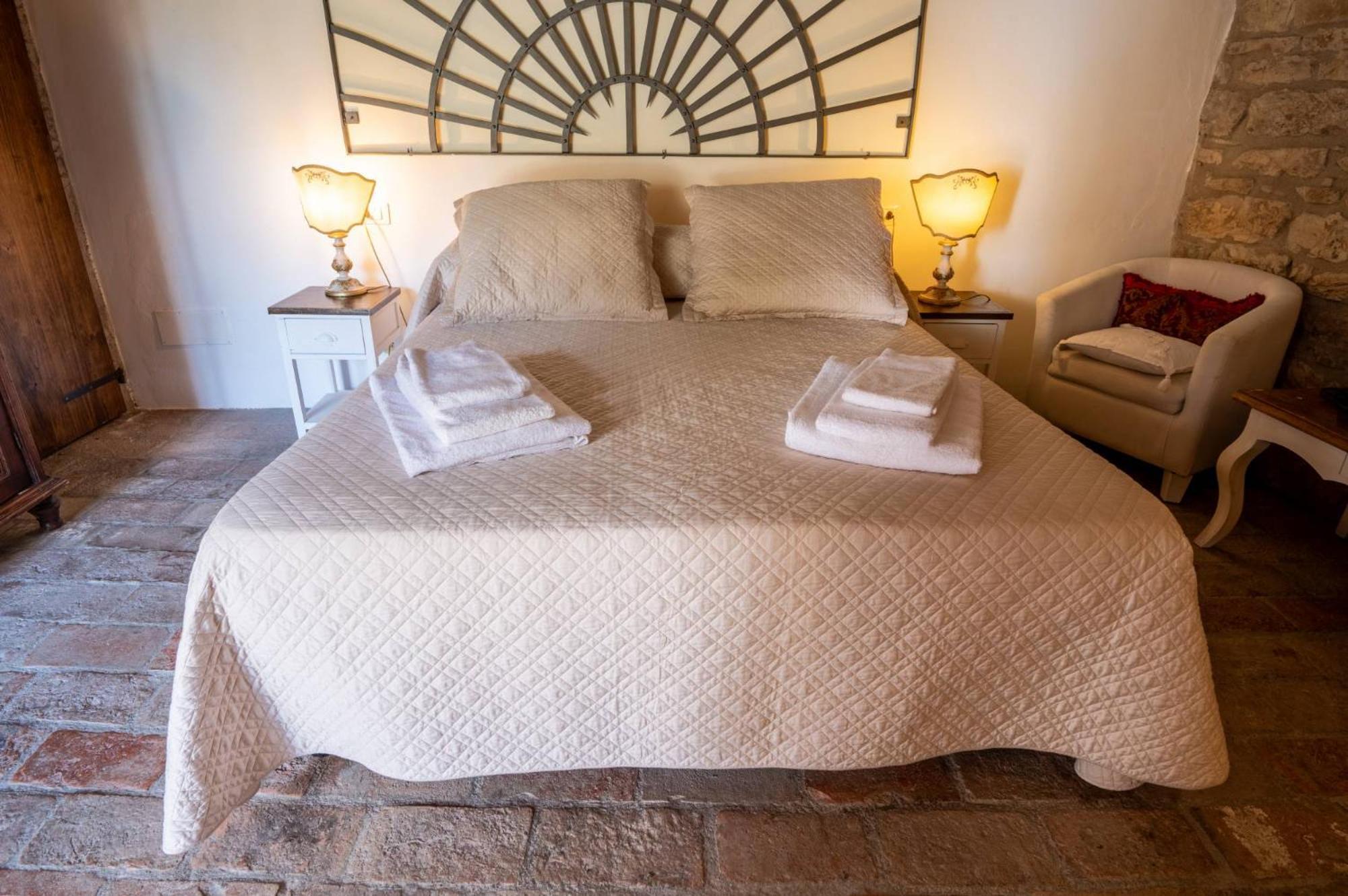 Castello Valenzino Bed & Breakfast Antognola Exterior photo
