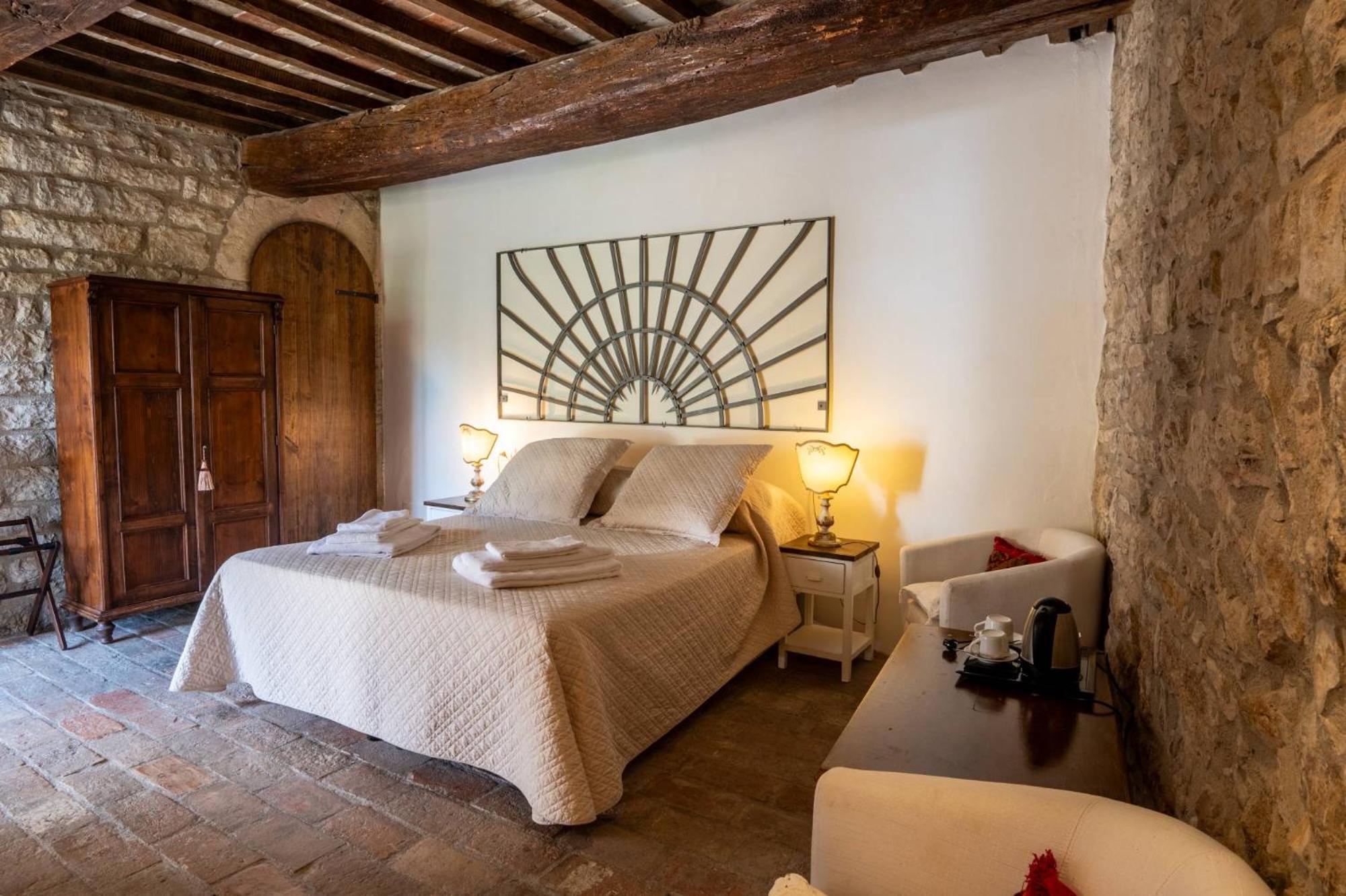 Castello Valenzino Bed & Breakfast Antognola Exterior photo